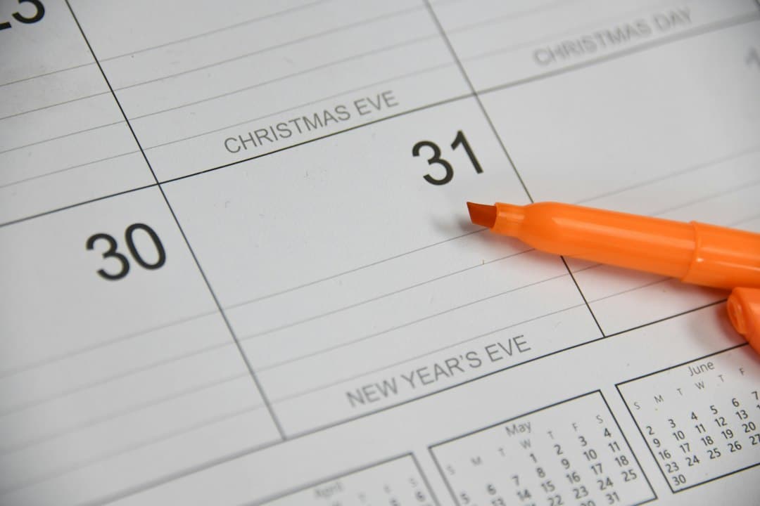 Kalender op een bureau, kiezen tussen een Hakuna TV-abonnement per maand of per jaar