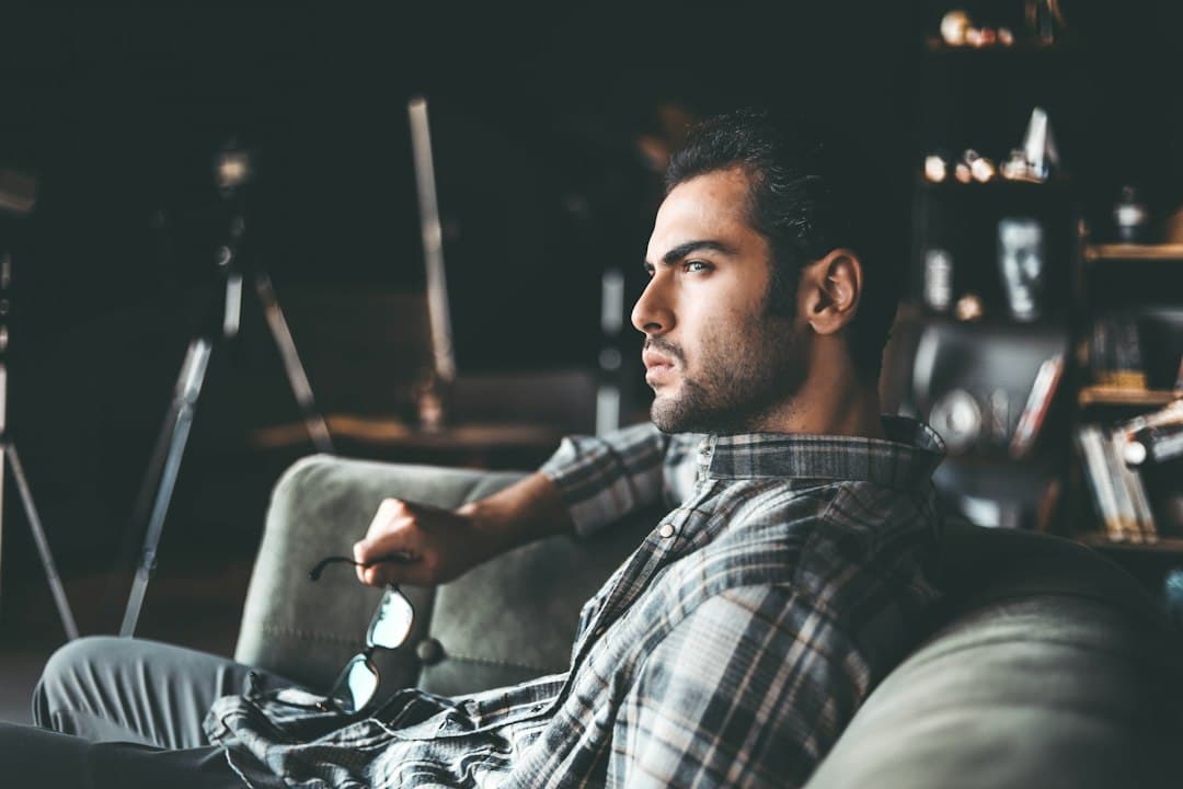 Avond op de bank met de tv aan tijdens een gratis test van Hakuna TV