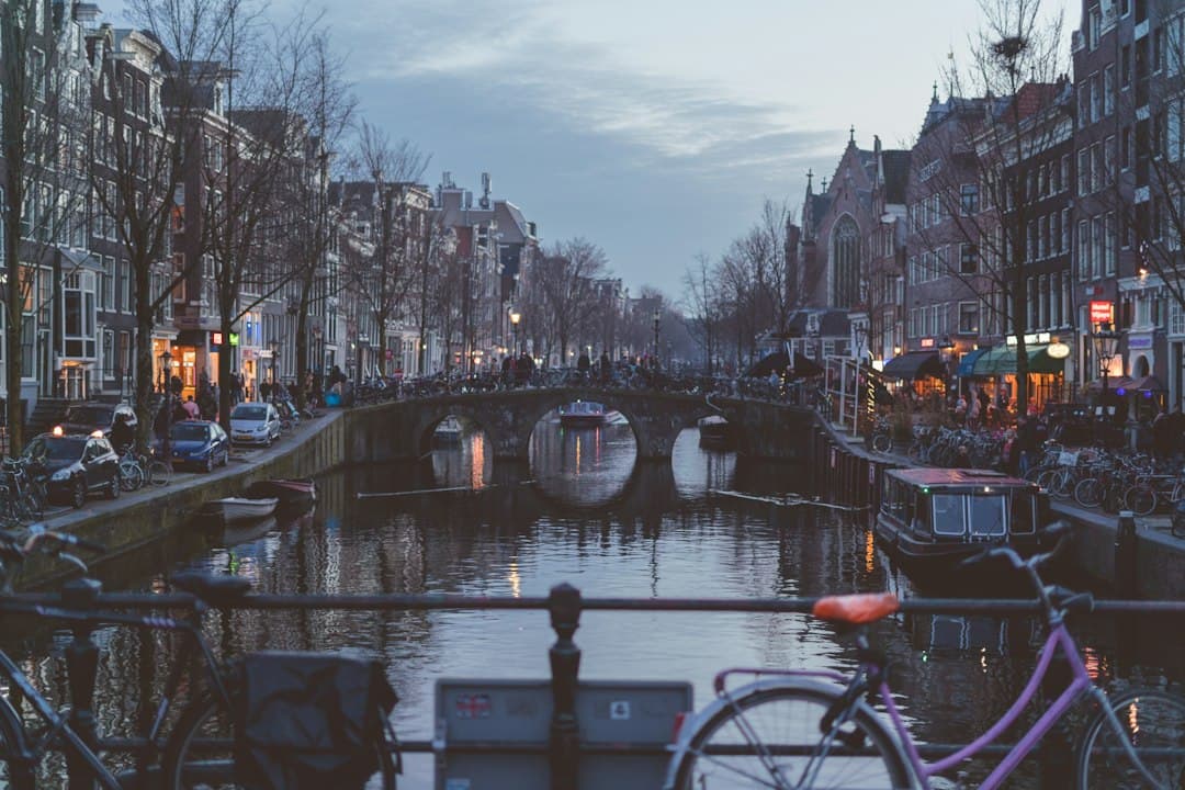 Grachtenpanden in Amsterdam in de avond, IPTV in Nederland met Hakuna TV